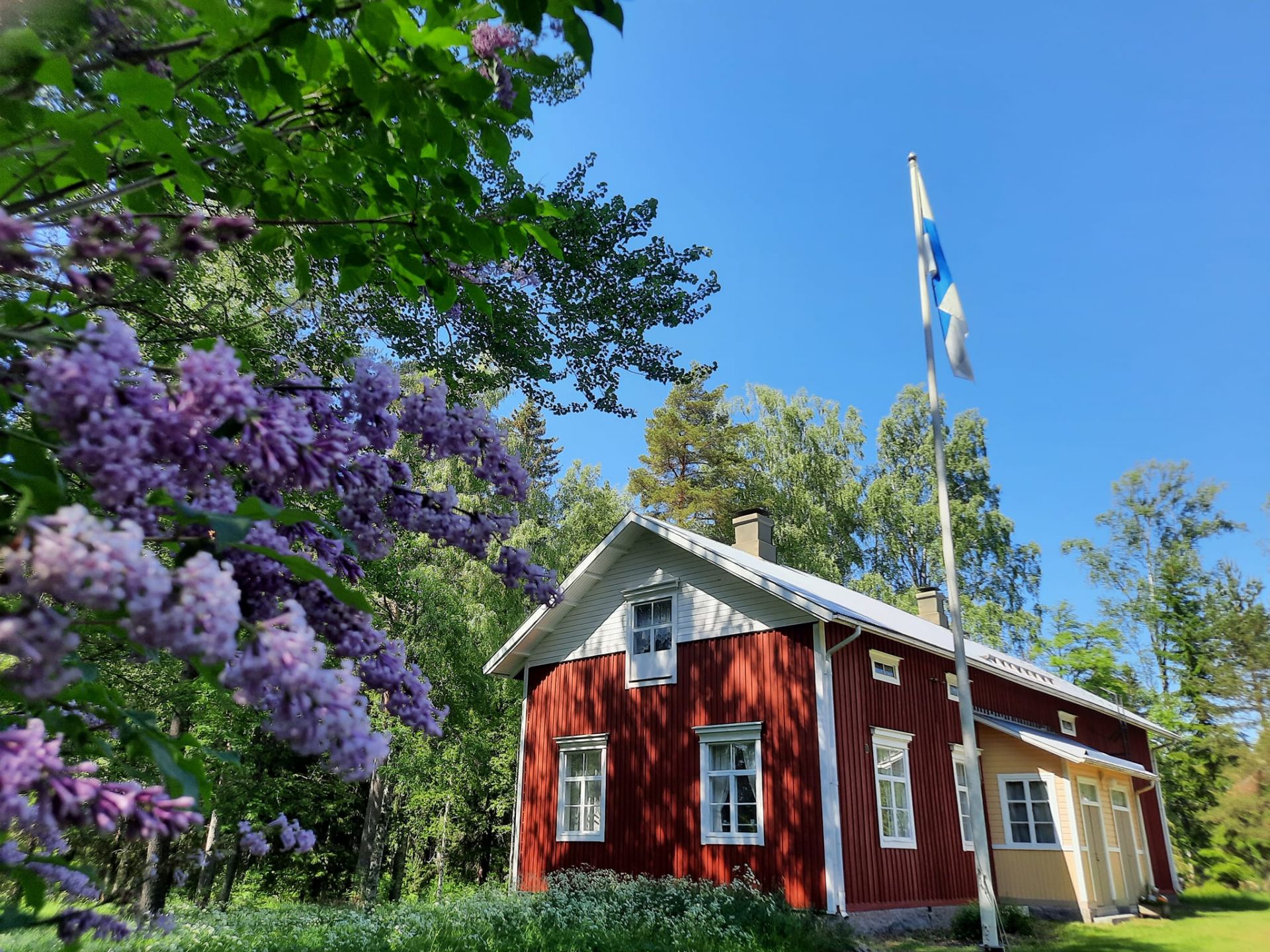 Valsbergs hembygdsgård i midsommarskrud